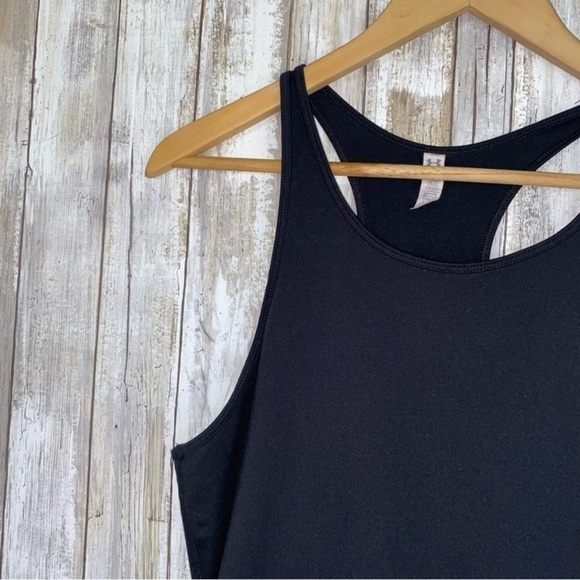 Under Armor Black Fitted Tank - Picture 2 of 5
